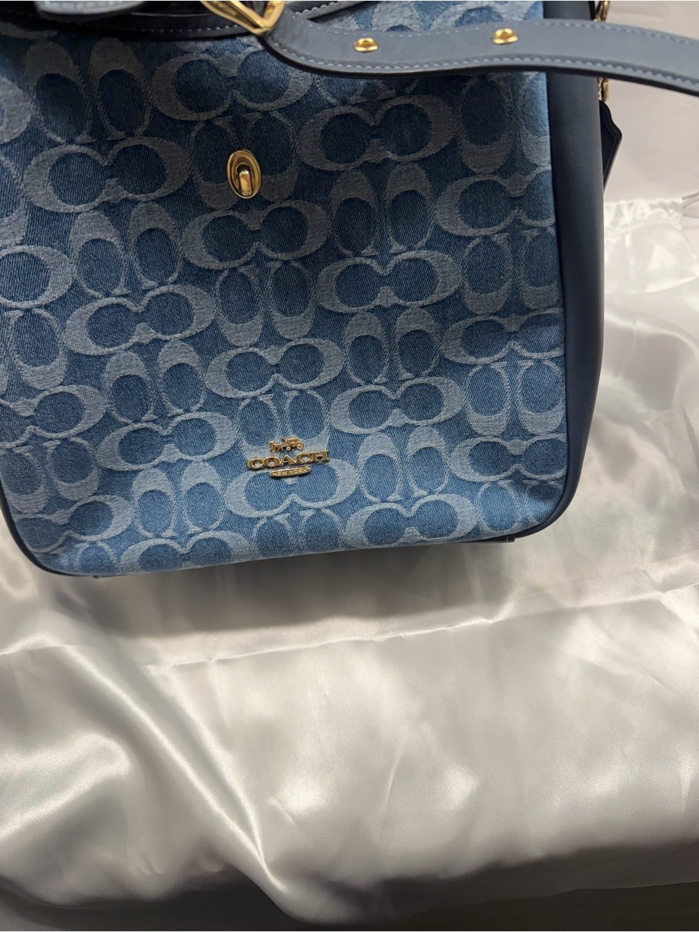 Coach Outlet Hadley Convertible Crossbody Bag In Signature Denim - Picture 10 of 11